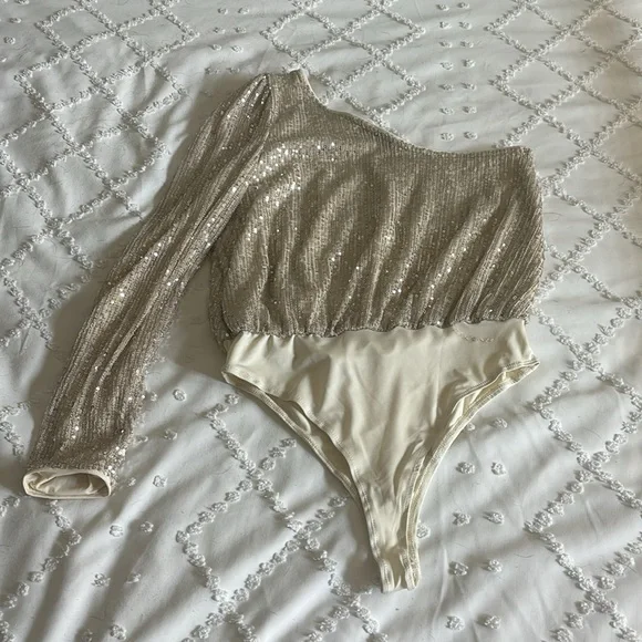 Lulus medium sequined gold one sleeve bodysuit - Picture 3 of 4